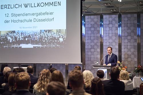 Oberbürgermeister Dr. Stephan Keller überbrachte Grüße der Landeshauptstadt Düsseldorf und bedankte sich bei den Förderer*innen für ihr beeindruckendes gesellschaftliches Engagement. 